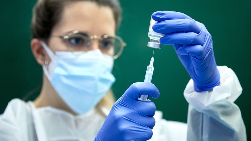 Las entregas de AstraZeneca peligran de nuevo: la farmacéutica, en apuros para cumplir con las vacunas pactadas con la UE