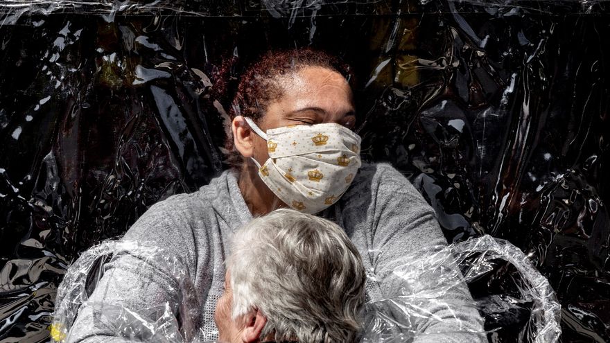 Primer abrazo en pandemia, del danés Mads Nissen, World Press Photo del año