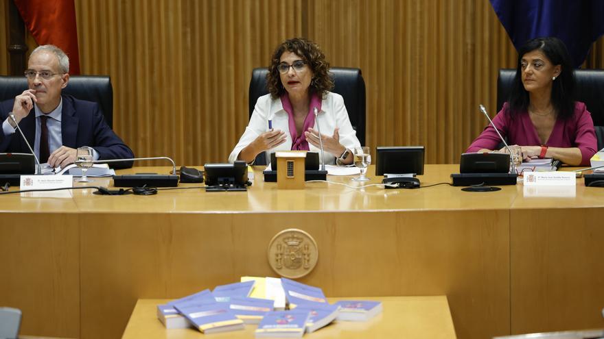 La ministra de Hacienda, María Jesús Montero (c), junto al secretario de Estado de Hacienda, Jesús Gascón Catalán (i), y la secretaria de Estado de Presupuestos y Gastos, María José Gualda Romero (d), durante la presentación de los Presupuestos 2023, este jueves en el Congreso. EFE/Chema Moya