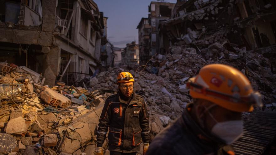 Abogados voluntarios vigilan en Turquía las ruinas de los edificios para recoger pruebas de negligencia en la construcción