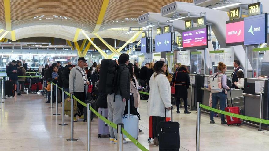 Los pasajeros ya no tendrán que sacar líquidos y dispositivos electrónicos en los controles de los aeropuertos en 2024