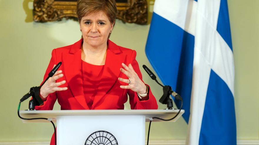 Dimite Nicola Sturgeon, la primera ministra de Escocia