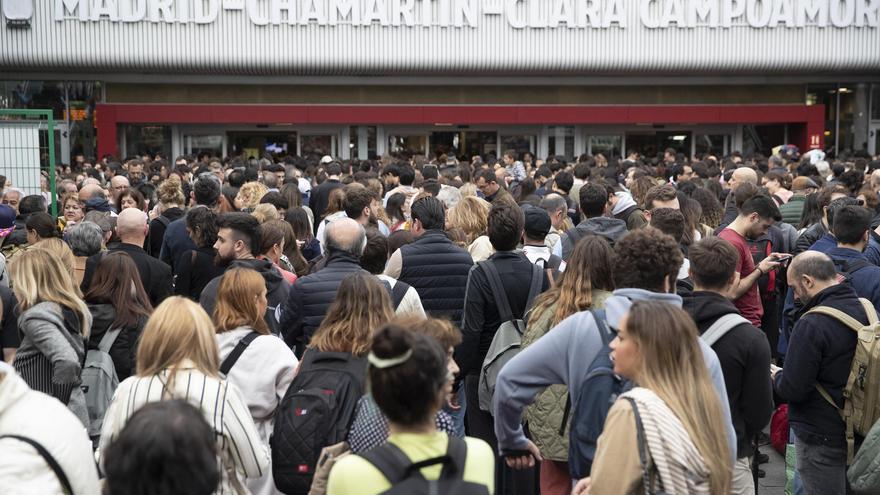 Una avería suspende durante dos horas la circulación de los trenes de la estación de Chamartín en plena operación salida