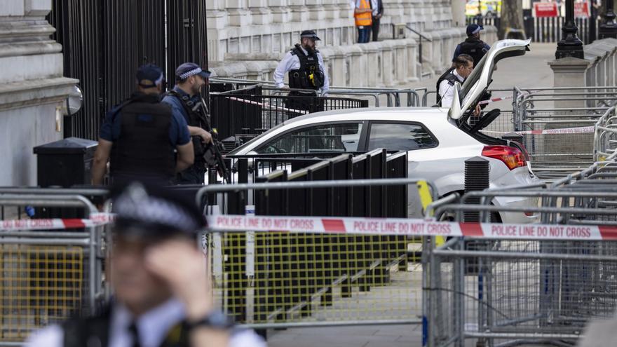 La Policía británica detiene a un hombre tras chocar su coche en Downing Street