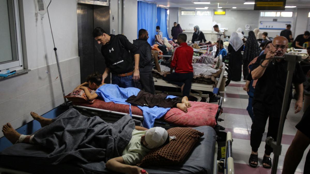 Pacientes y médicos evacúan a pie el hospital más grande de Gaza, asediado por Israel
