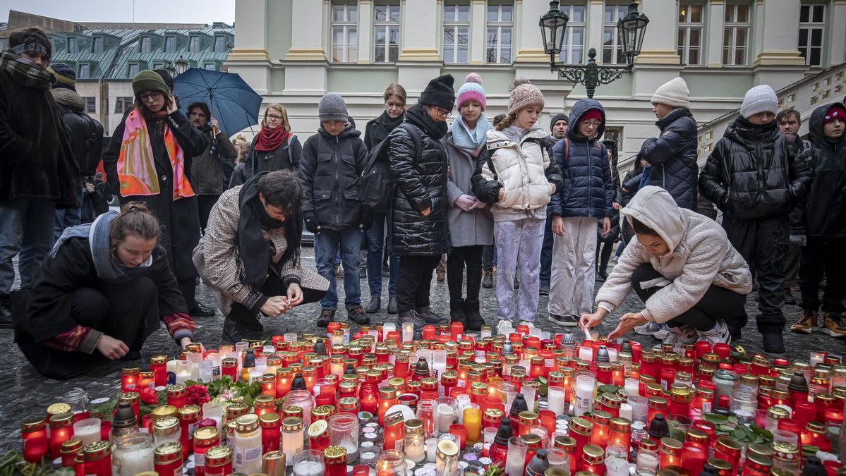 El relato de los testigos que sobrevivieron al tiroteo de Praga: 
