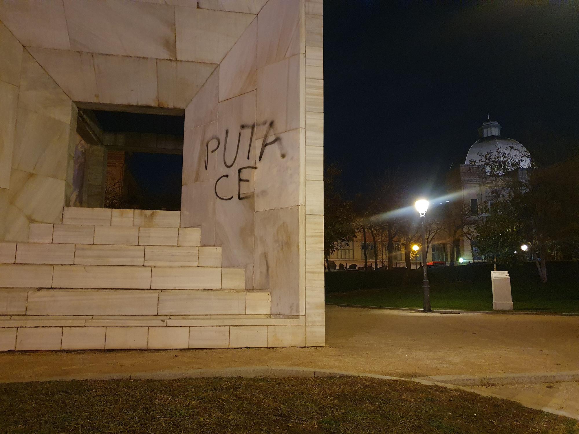 El Monumento del Pueblo Español a la Constitución de 1978 de Miguel Ángel Ruiz-Larrea fotografiado en la noche del 6 de diciembre de 2023