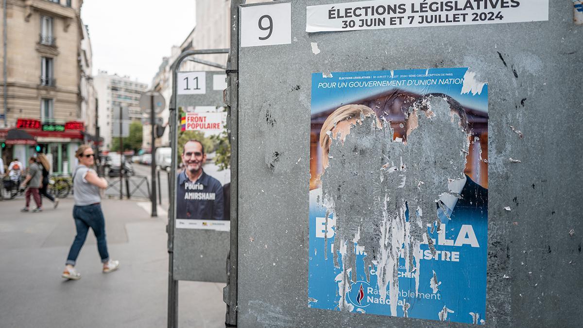 Carteles electorales este domingo en París.