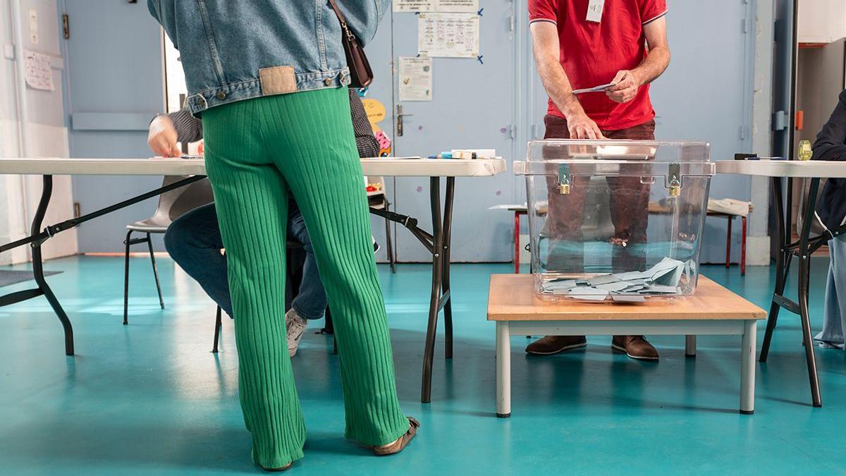 Electores depositan el voto en un colegio de París en el barrio de Saint-Louis, al este parisino.