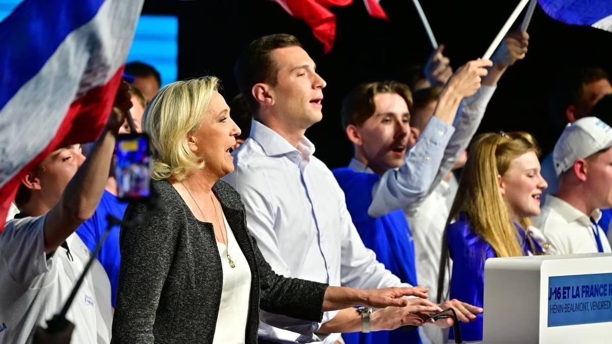 Marine Le Pen y Jordan Bardella, en un acto electoral en Henin-Beaumont, norte de Francia, el 24 de mayo de 2024.