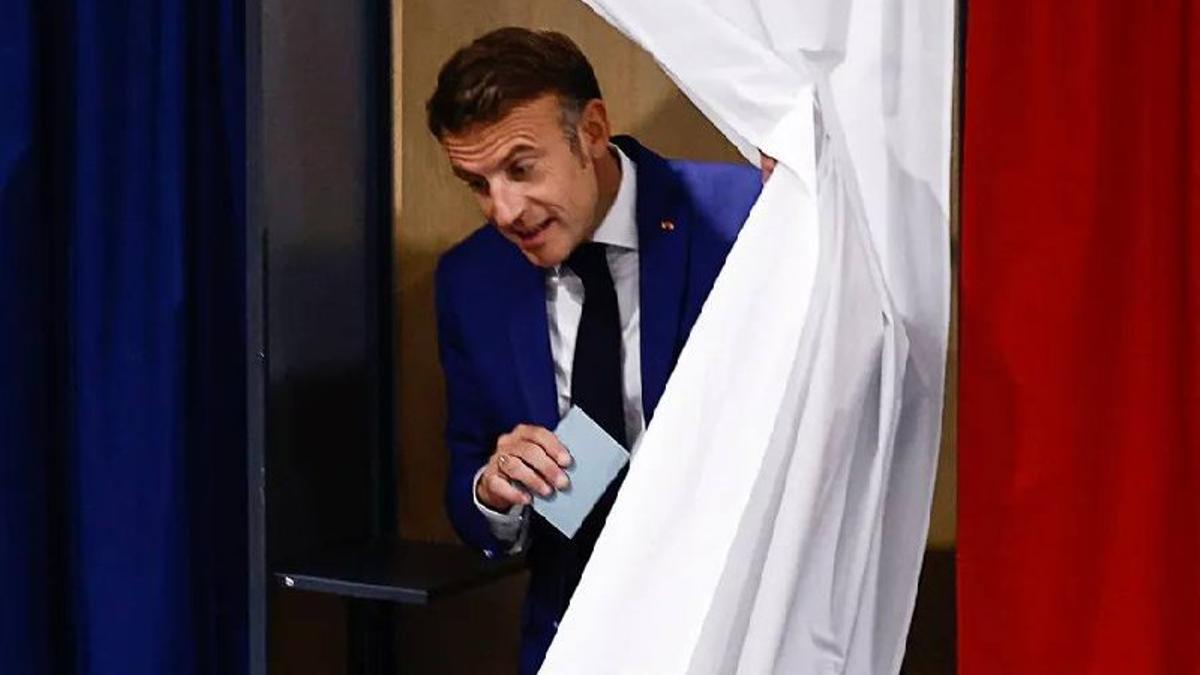 Macron, votando en la primera vuelta de las legislativas, el pasado 30 de junio