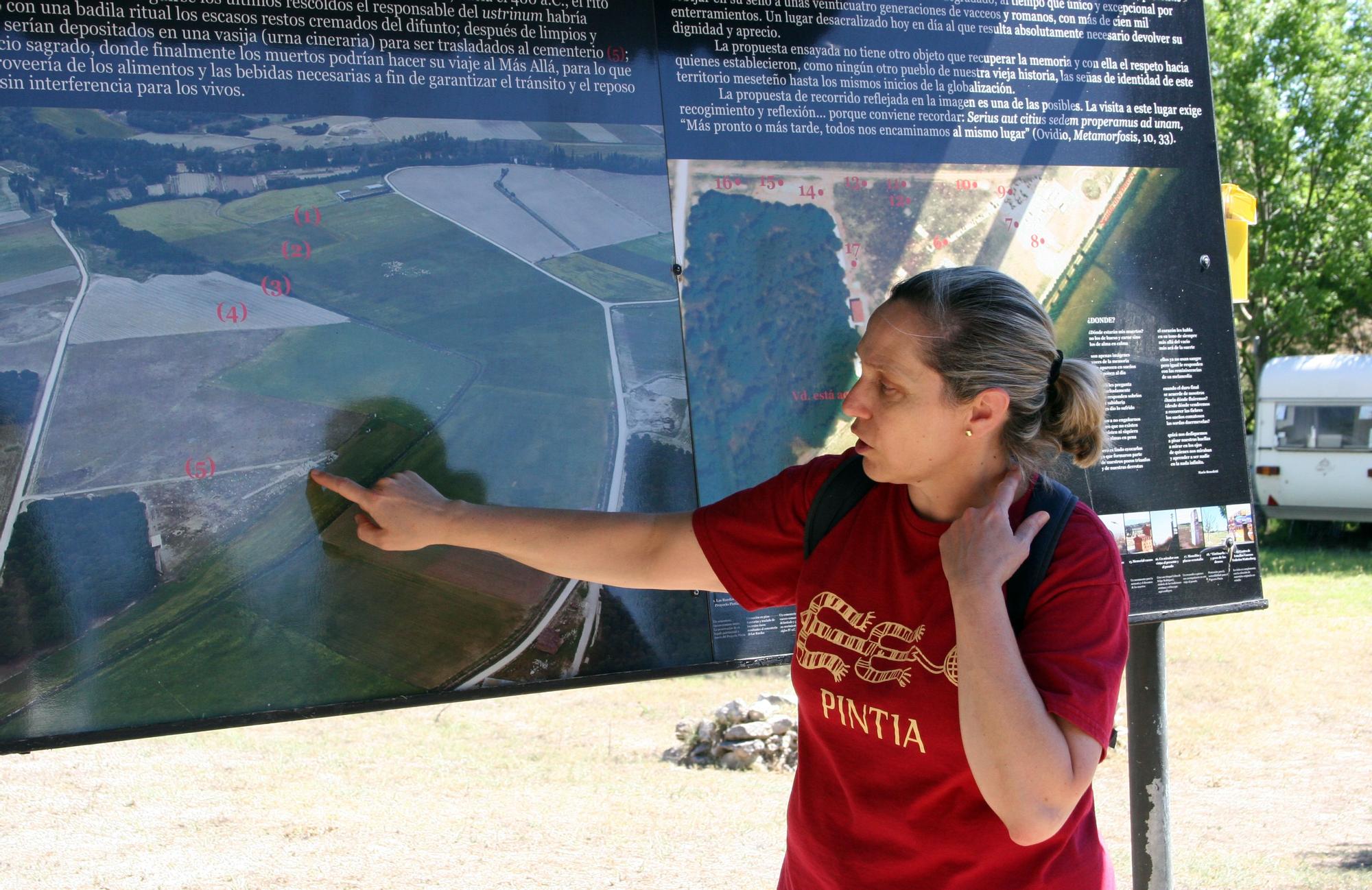 Elvira Rodríguez, arqueóloga del Centro de Estudios Vacceos “Federico Wattenberg”, da indicaciones en la necrópolis de Pintia a un grupo de visitantes