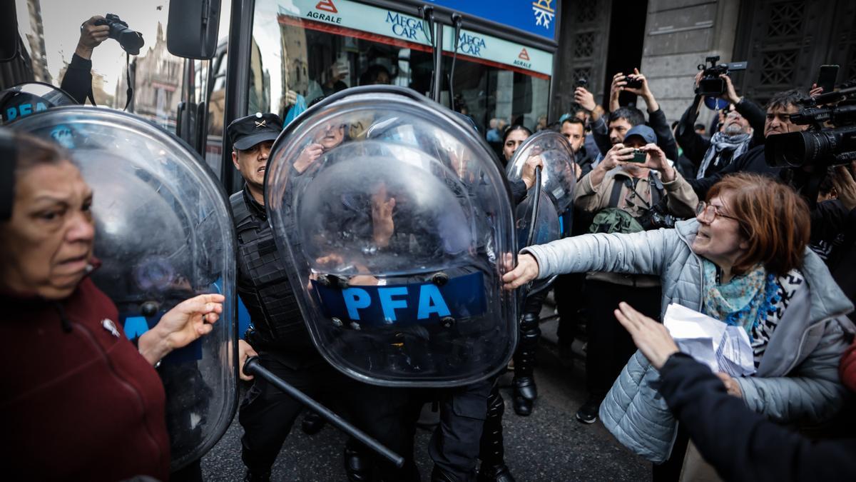 La Policía reprime a jubilados que protestan por veto de Milei a la reforma de las pensiones