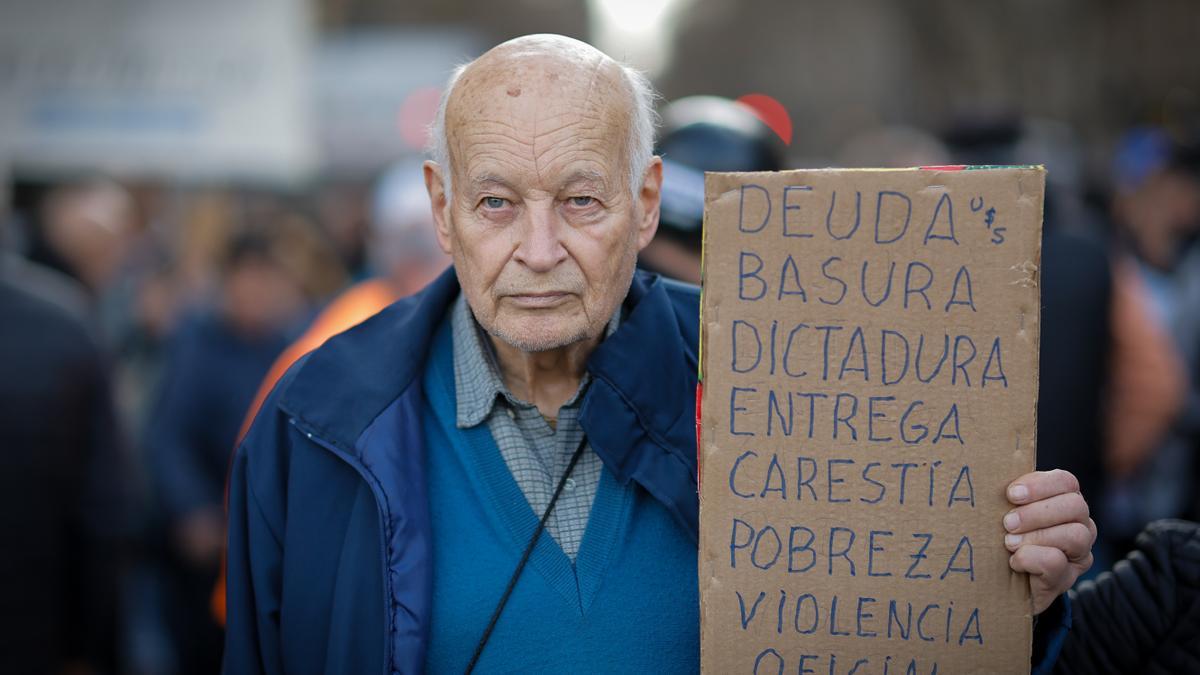 Un hombre muestra un cartel durante la manifestación para protestar contra el veto anunciado por parte del presidente, Javier Milei, a un aumento en las pensiones.