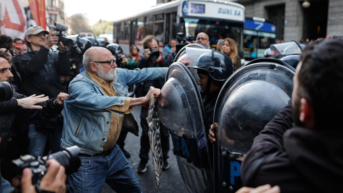 La Policía reprime a jubilados que protestaban por el veto de Milei a mejorar las pensiones