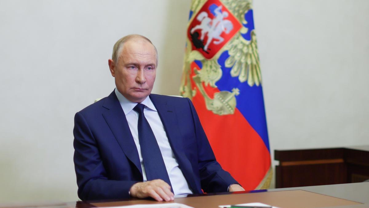 El presidente ruso, Vladimir Putin, sostiene una reunión por videoconferencia con el gobernador interino de la región de Kursk, Alexei Smirnov, el 8 de agosto de 2024. (Rusia, Moscú)