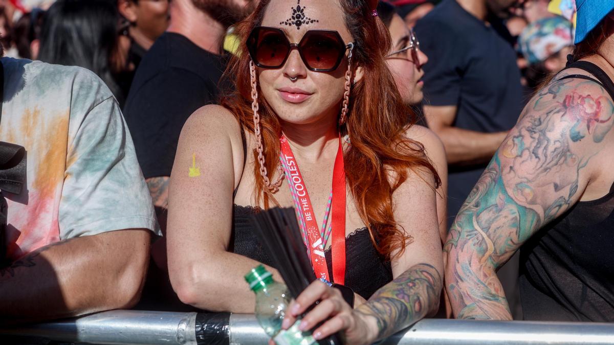 Una asistente con una botella de agua dentro del recinto de un festival