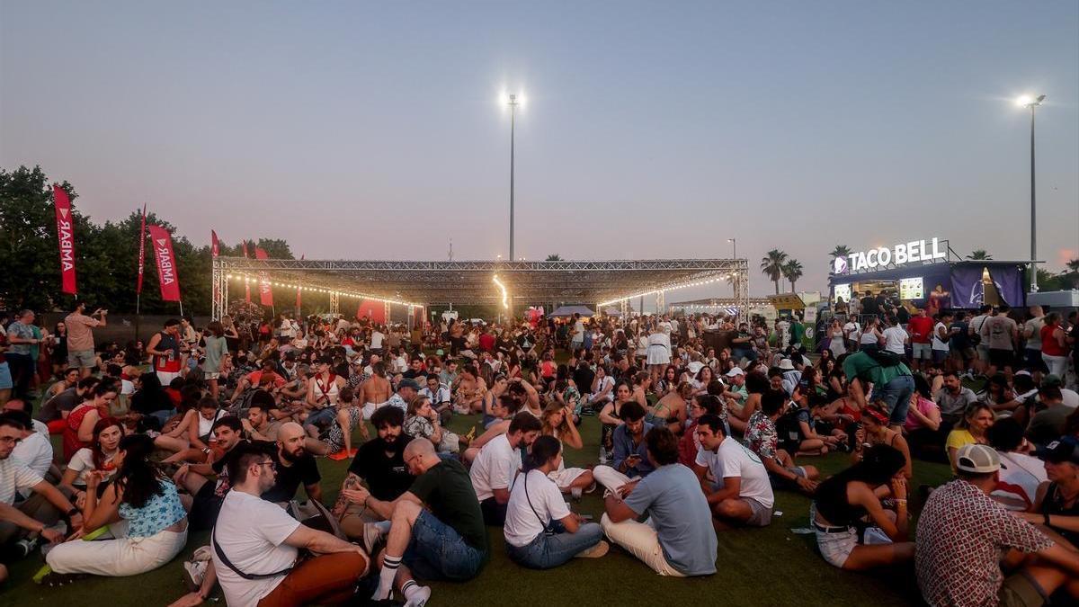 Cientos de personas durante un concierto en un festival en la Caja Mágica.