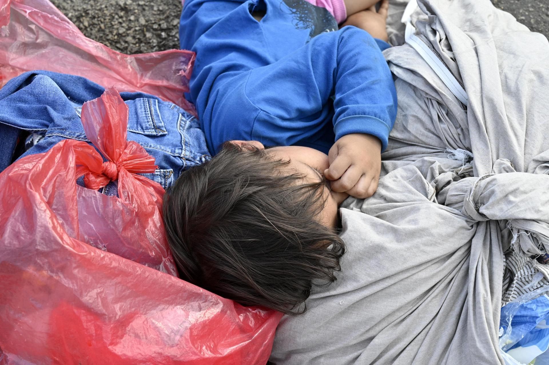 Un niño duerme en una calle donde se reúnen los desplazados por los ataques militares israelíes en Líbano, en Beirut, este martes, 1 de octubre.