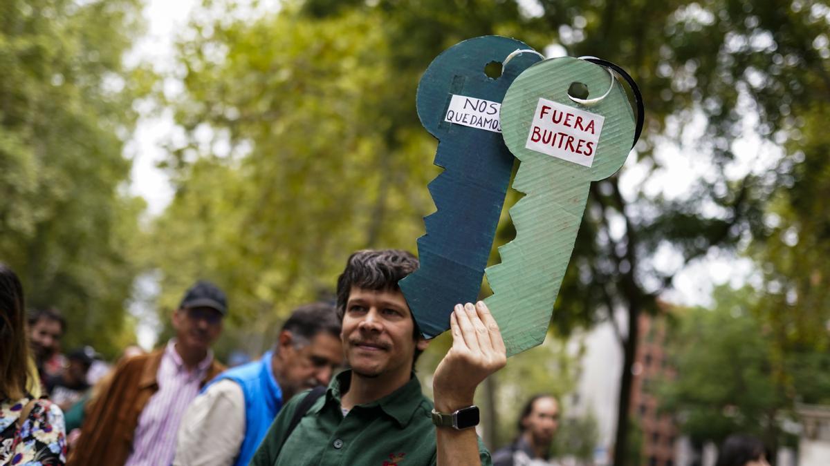 'Fuera buitres, nos quedamos' se puede leer en una de las pancartas de la movilización de este domingo en Madrid