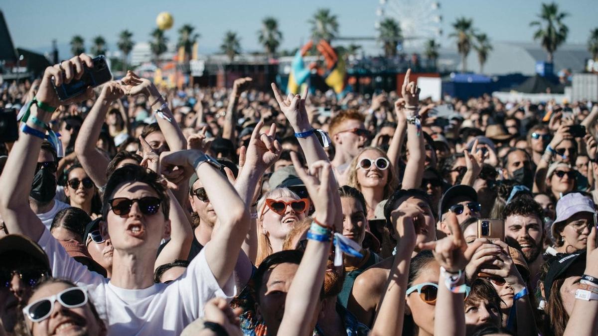 El público en los grandes festivales: vasos no retornables, comisiones por recuperar el dinero y esconder galletas a la entrada