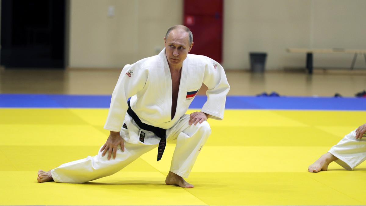 l presidente ruso, Vladimir Putin, asiste a una sesión de entrenamiento sobre tatami con el equipo nacional de judo de Rusia en febrero de 2019