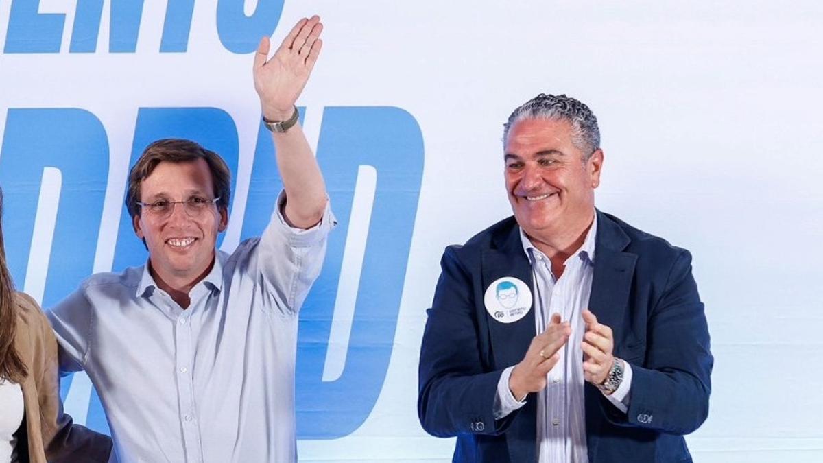 Javier Ramírez (derecha), junto al alcalde Almeida en un acto electoral