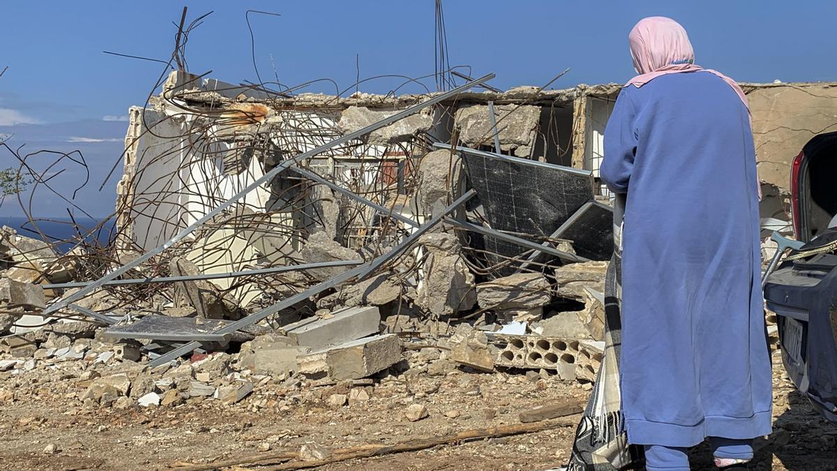 Fátima observa incrédula lo queda del salón de su casa en Naqoura (Líbano) este domingo