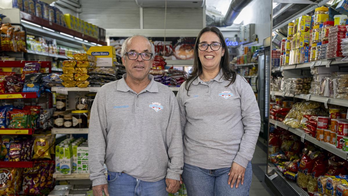 Francisco Farrobo y Céu Canhoto, trabajadores de una tienda de ultramarinos de Elvas.