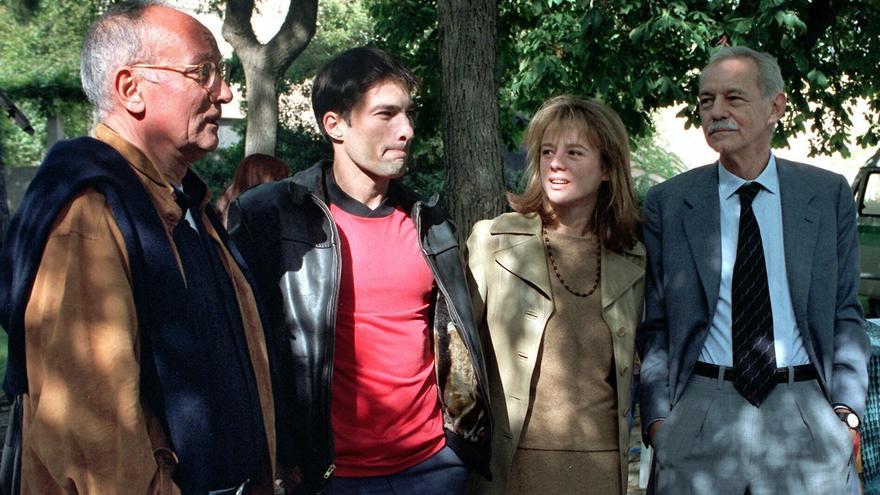Eduardo Mendoza, en el rodaje de 'La ciudad de los prodigios', junto a Mario Camus y sus protagonistas