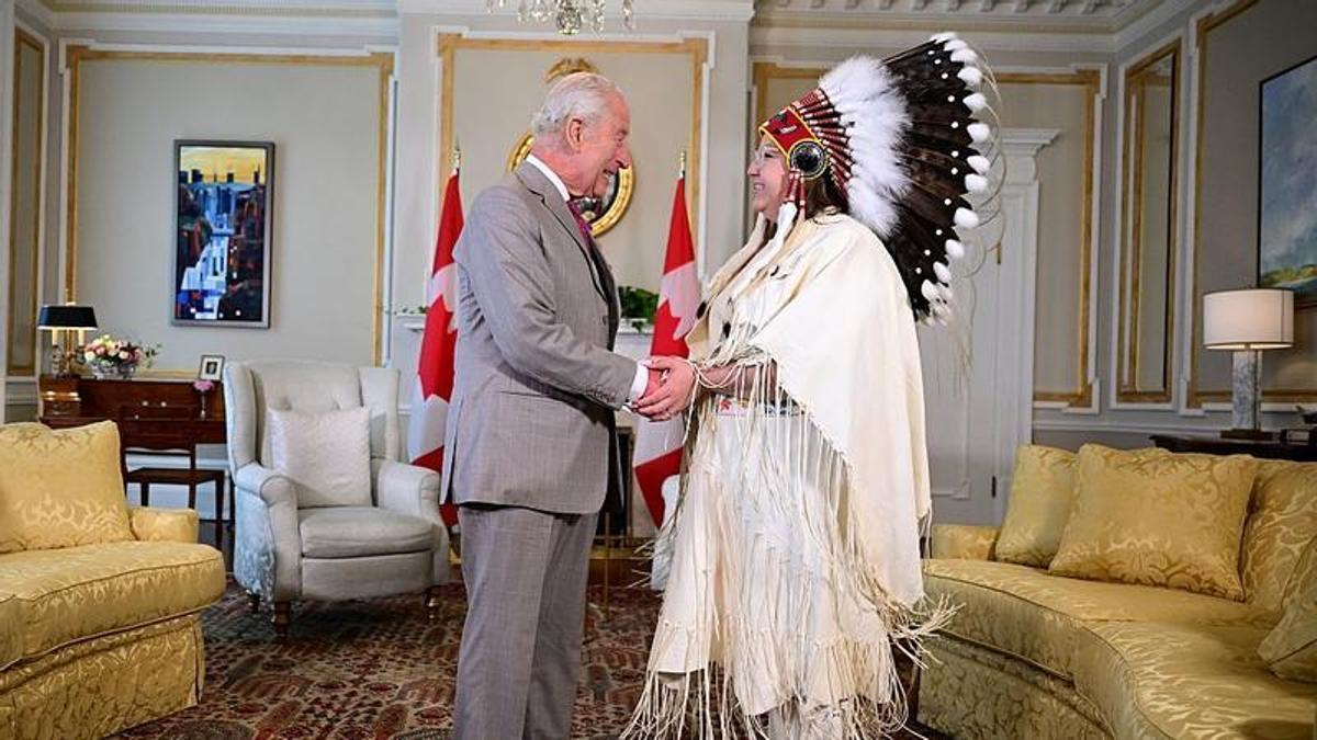El rey Carlos III con la jefa de la Asamblea Nacional de las Primeras Naciones, Cindy Woodhouse, en la residencia del gobernador británico de Canadá, en Ottawa este martes.