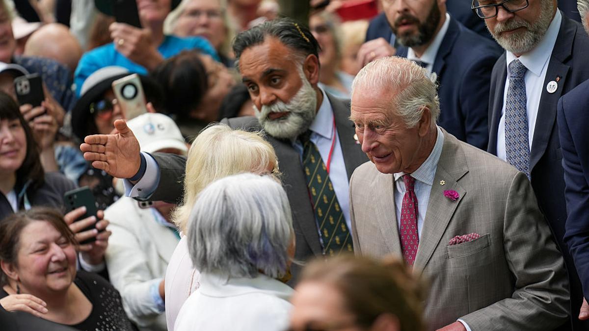 El rey Carlos III saluda al público tras una ceremonia de plantación de un árbol este lunes, en Ottawa.