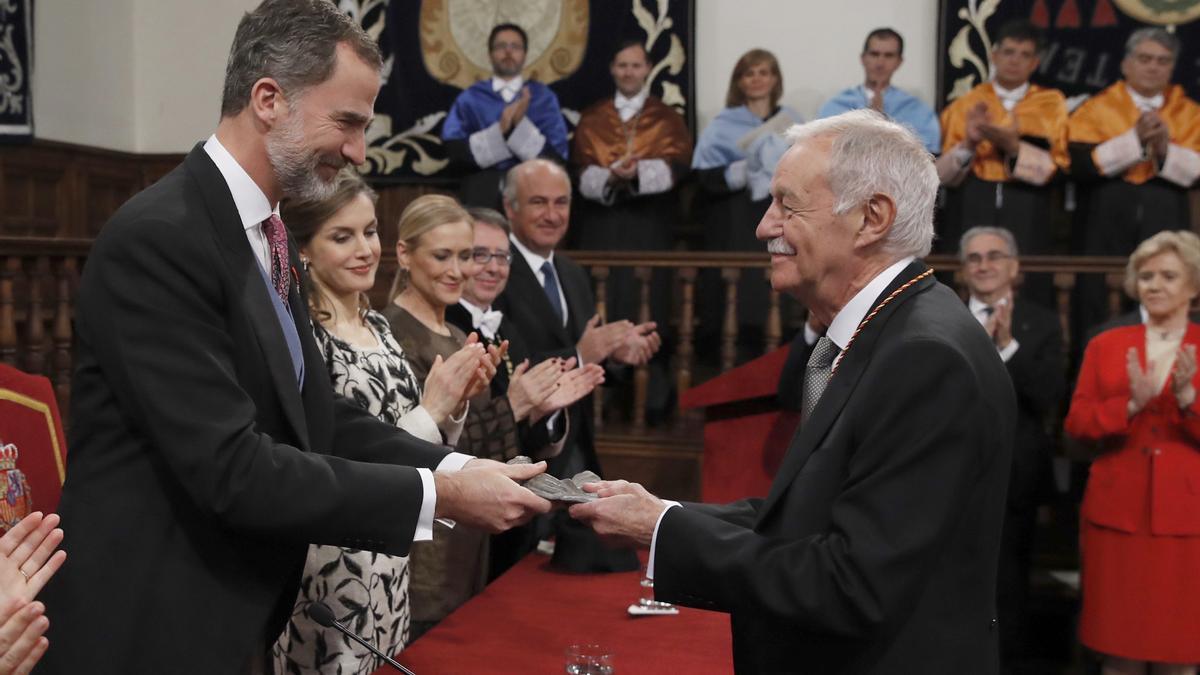 El escritor Eduardo Mendoza, al recibir el Premio Cervantes 2016